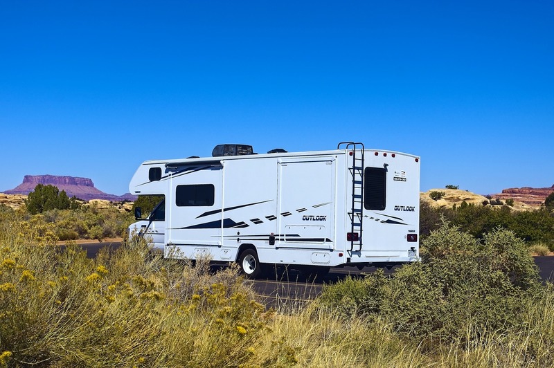 US-Wohnmobil_in_Wüste